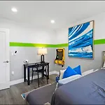 C- Vibrant And Glam Noho Pad Near U-Studios And H-Sign