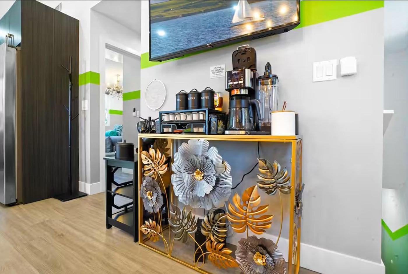 C- Vibrant And Glam Noho Pad Near U-studios And H-sign Los Angeles