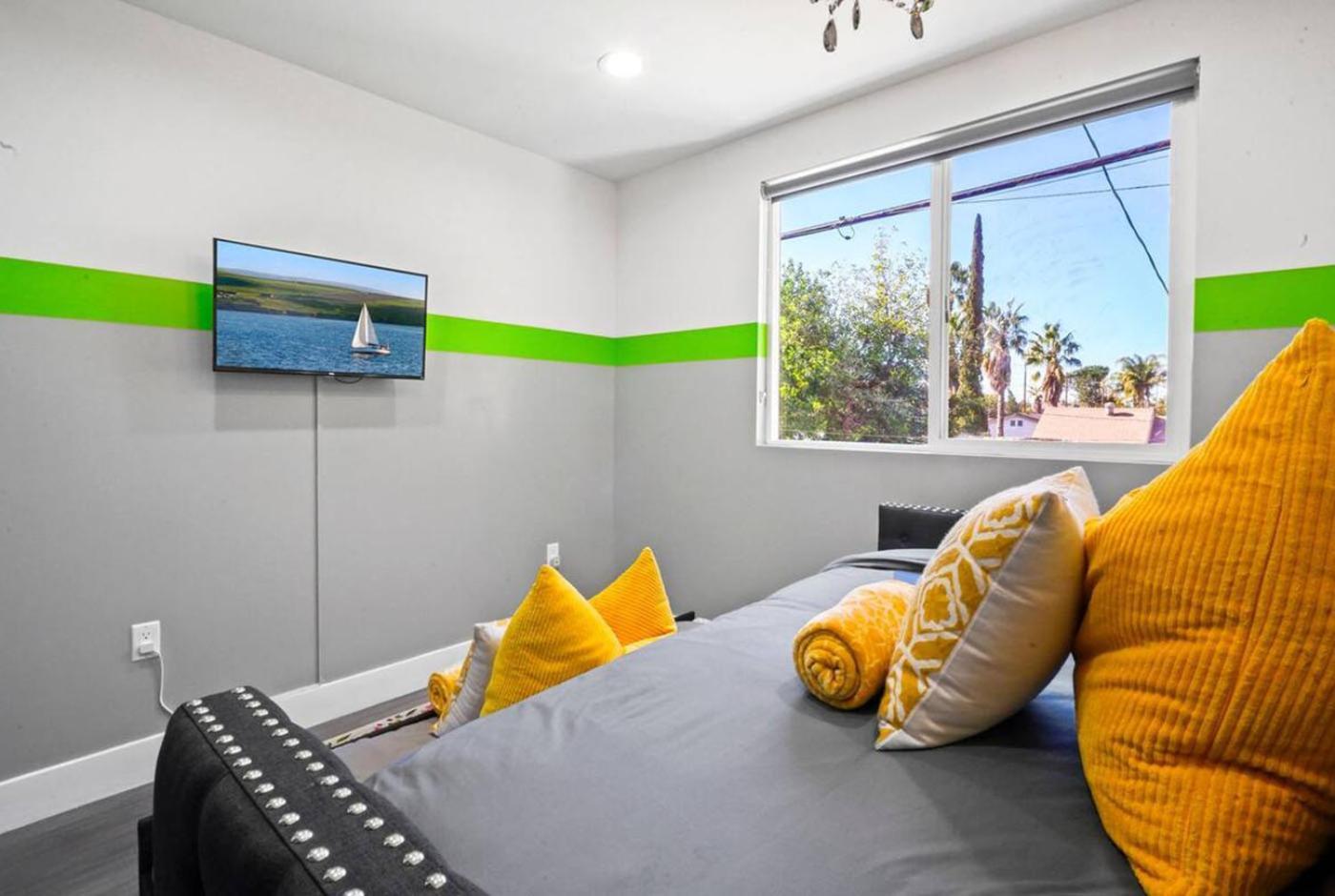 Apartment C- Vibrant And Glam Noho Pad Near U-studios And H-sign Los Angeles